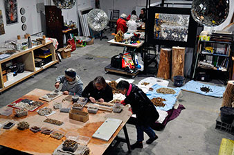 Atelier avec les habitants de Tours centre pour la réalisation d'une mosaïque pour la fontaine de la place Picou à Tours 