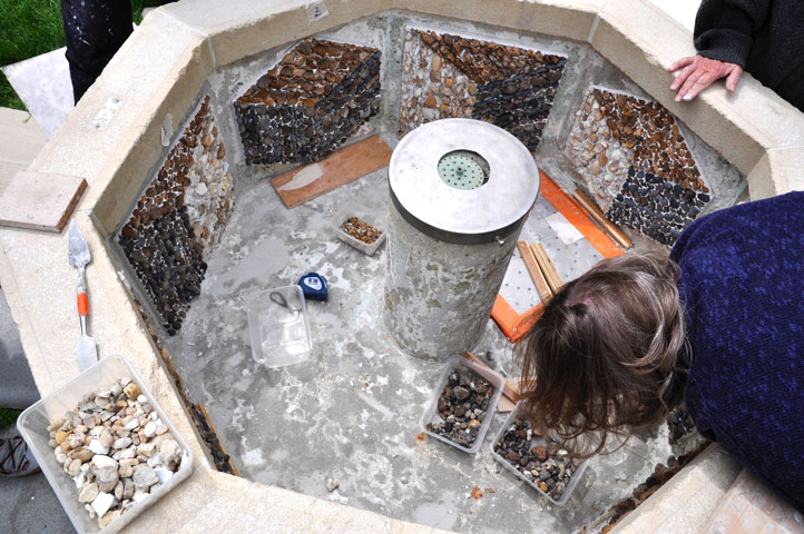 pose de la mosaique de gravier de loire dans la fontaine place picou à Tours