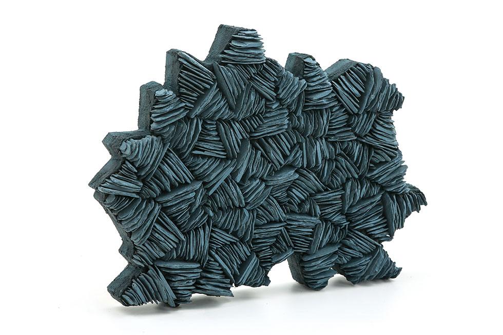 Mosaïque en ardoise, mono-matière et minimaliste.