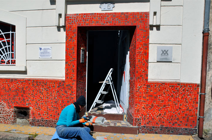 facade of the Etoile Bleue, restoration of the door