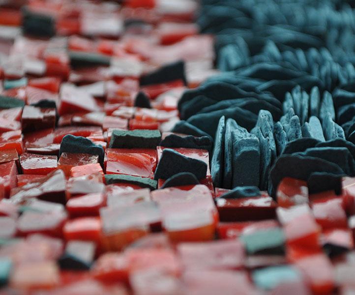 Emaux rouges et ardoises assemblés