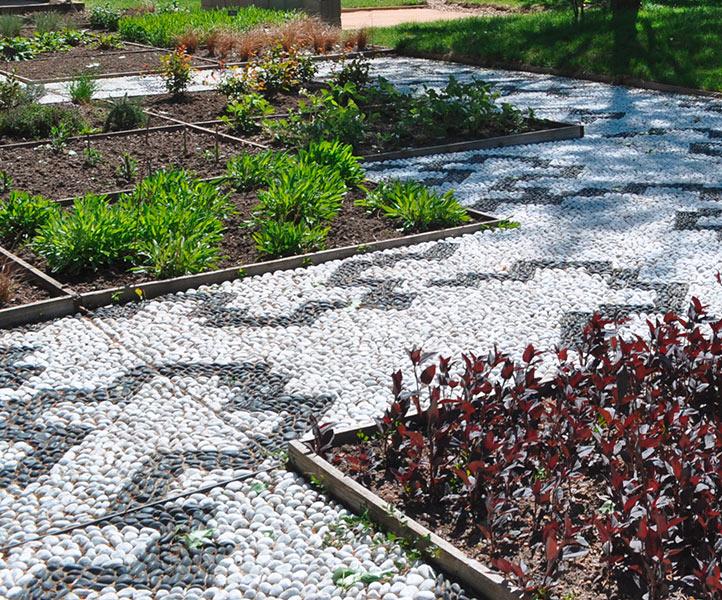 calade en galets noirs et blancs