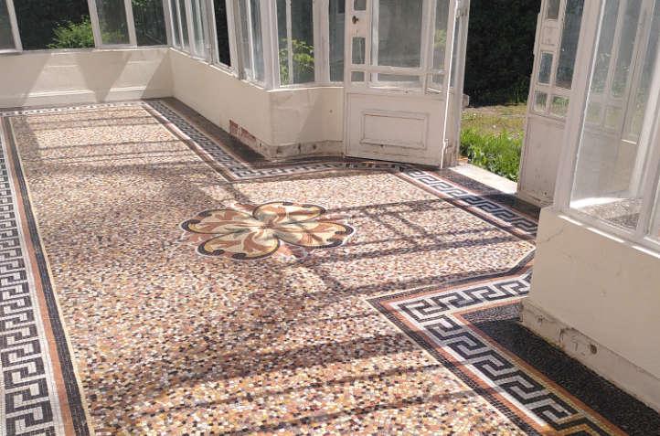 Restauration d'une mosaïque de marbre à la Chapelle-Saint-Mesmin 