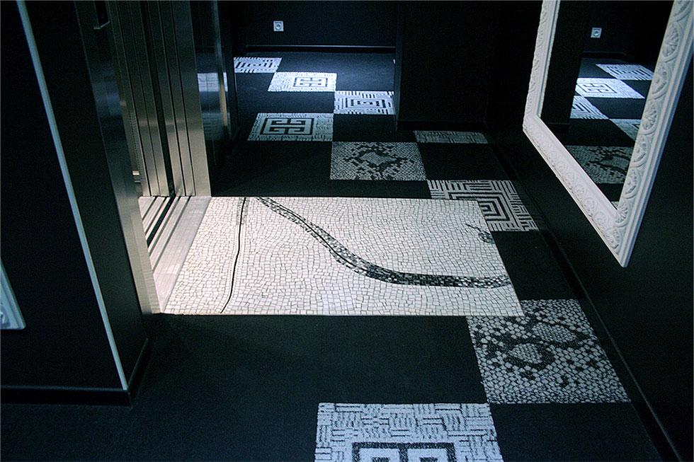 au niveau 2 de l'hôtel , vue du couloir et de la mosaïque de seuil