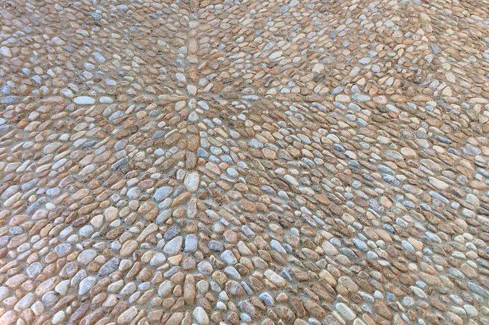 vue rapprochée de la calade en galets de jaune de Sienne