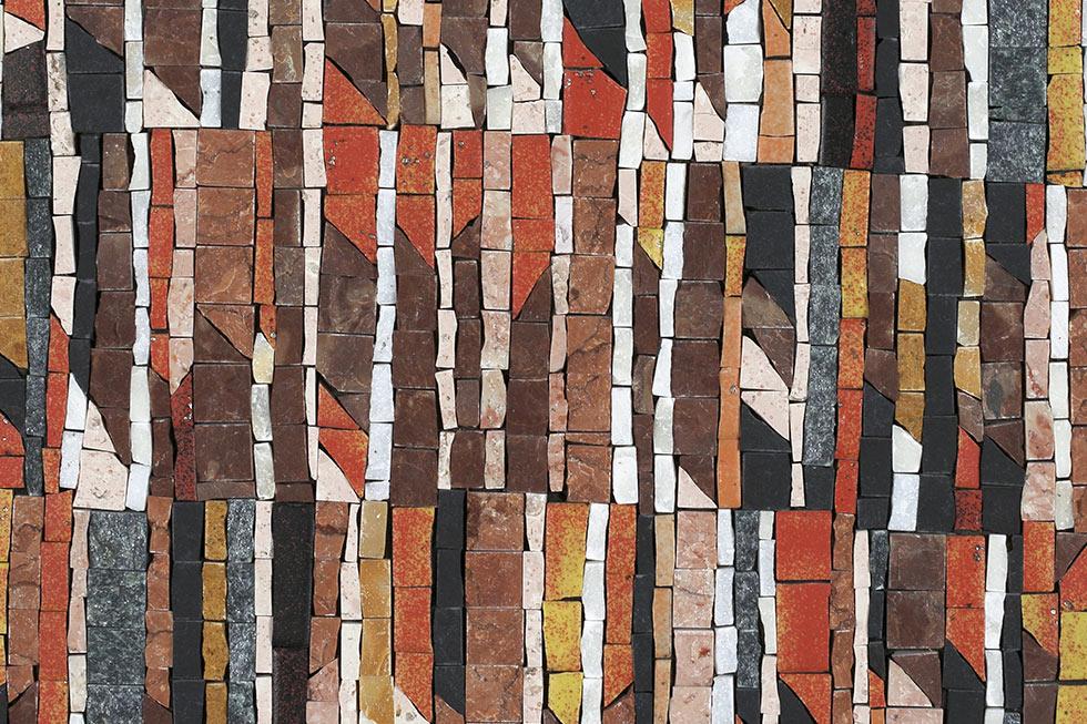 mosaic associating contemporary stoneware and marble.