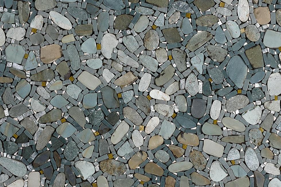 Mosaic associating peebles and smalti.