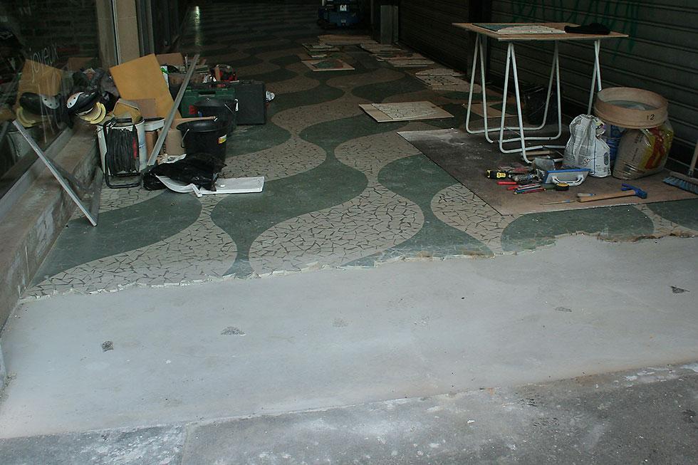 le chantier de restauration du grand passage à Tours, phase de pose de la mosaïque