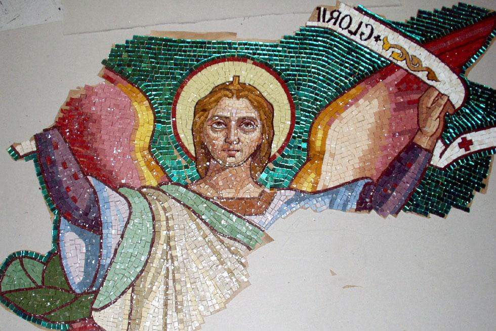 mosaïque en cours de restauration, figure de l'ange partiellement endommagé