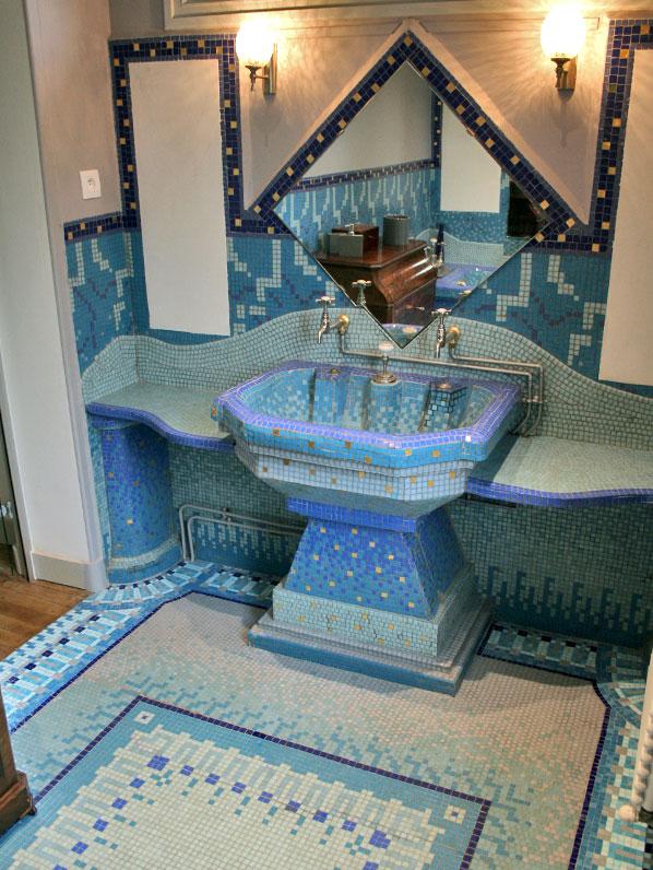 fin de la restauration de cette salle de bain en pâtes de verre Briare