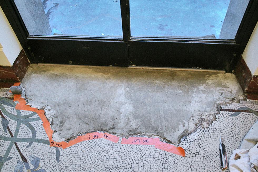 la mosaïque dégradée a été purgée et le support assainit avant la repose de la mosaïque