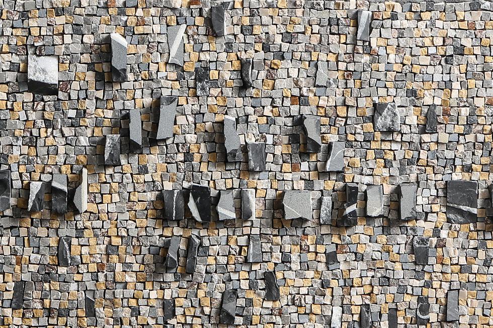 Contrasting sizes and relief of the tesserae.