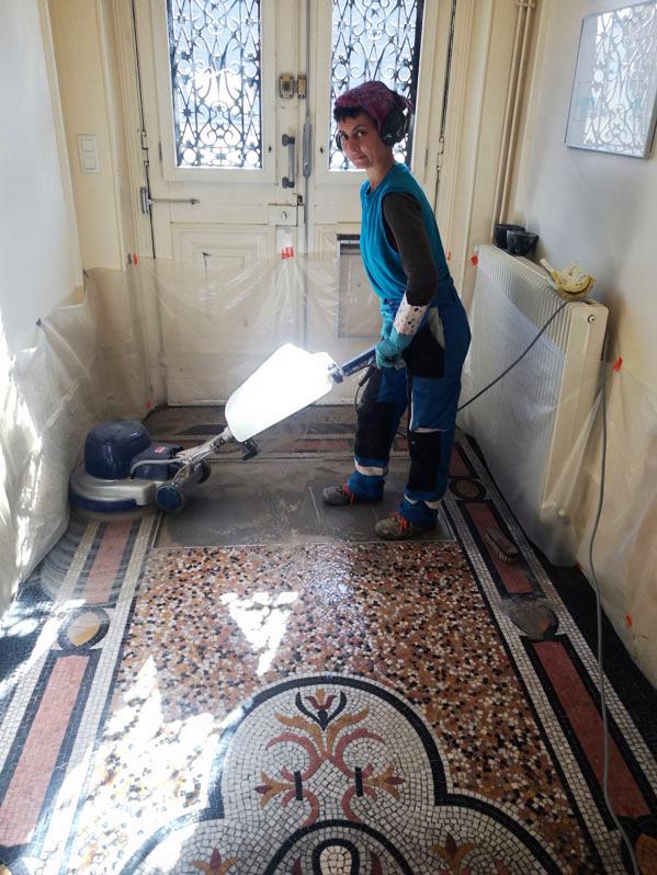 nettoyage de la mosaique à la monobrosse