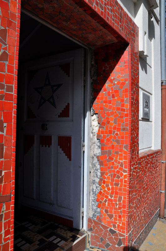mosaic frame of the door of the Etoile Bleue