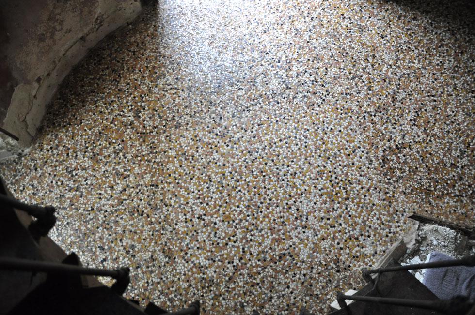 La mosaïque restaurée et ravivée par de l'huile de lin et une couche de cire