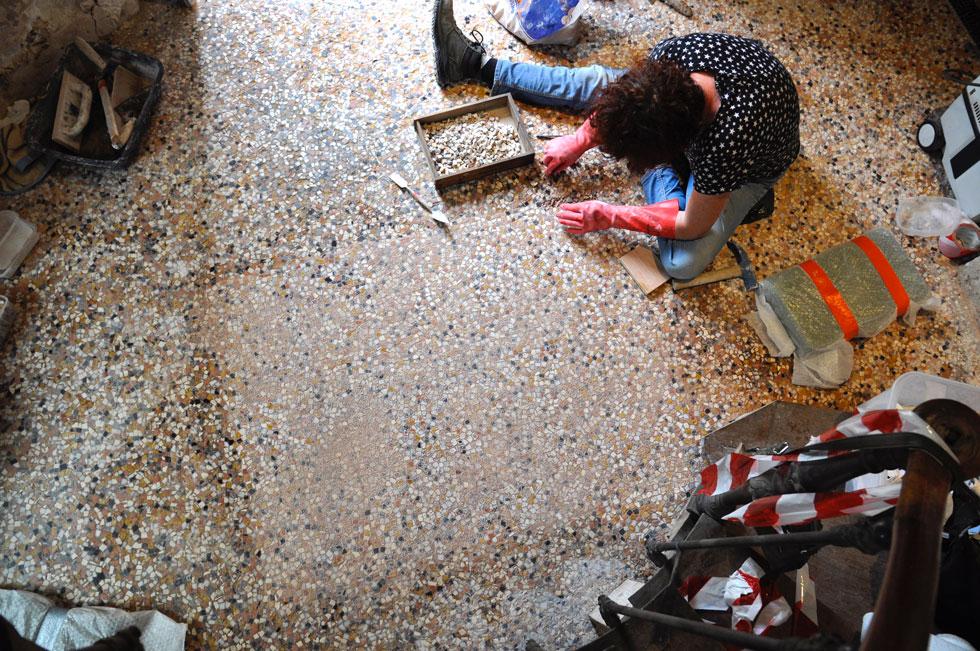 Mélaine Lanoë fait les raccords de la nouvelle mosaïque avec l'ancienne