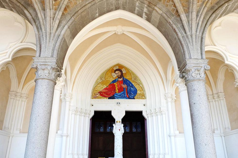 christ misericordieux sur le tympan de la basilique de Pontmain