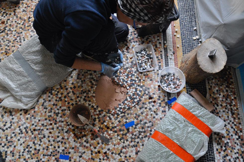 Filling the gap with new tesserae on lime mortar